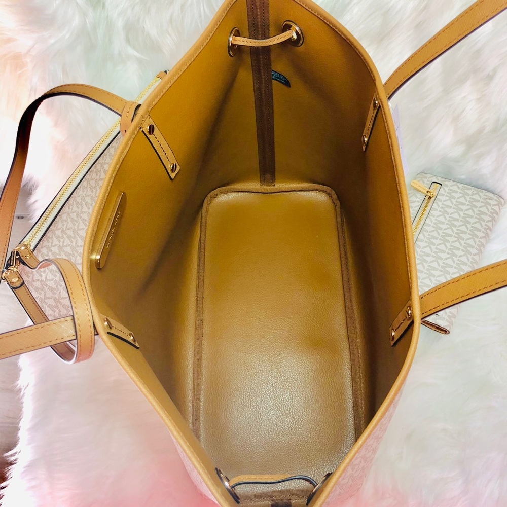 Michael Kors Jet Set Travel Tote and Wallet Set - Picture 6 of 8